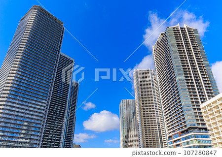 東京中央區勝哄市的城市景觀，塔樓公寓排列整齊 107280847