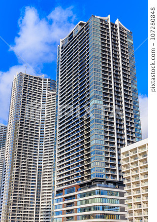 東京中央區勝哄市的城市景觀，塔樓公寓排列整齊 107280848