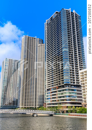 東京中央區勝哄市的城市景觀,塔樓公寓排列整齊 東京中央區勝哄市的城市景觀,塔樓公寓排列整齊 107280852