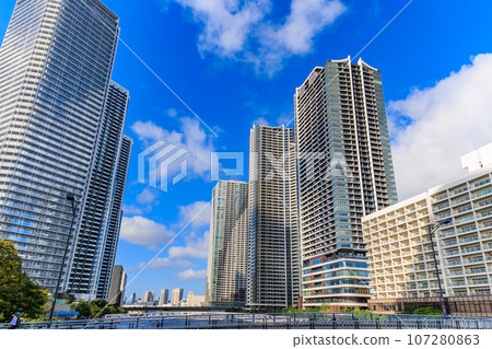 Cityscape of Kachidoki, Chuo-ku, Tokyo, tower apartments lined up Cityscape of Kachidoki, Chuo-ku, Tokyo, tower apartments lined up 107280863