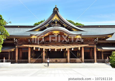 寒川神社境內和信徒在陽光明媚的日子 107281110