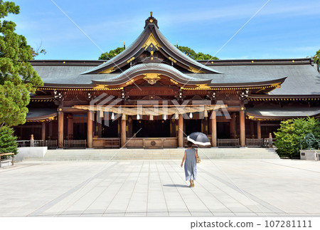 寒川神社境內和信徒在陽光明媚的日子 107281111