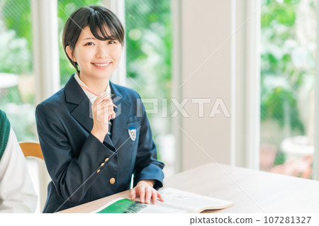 高中生在明亮的教室裡上課 高中生在明亮的教室裡上課 107281327