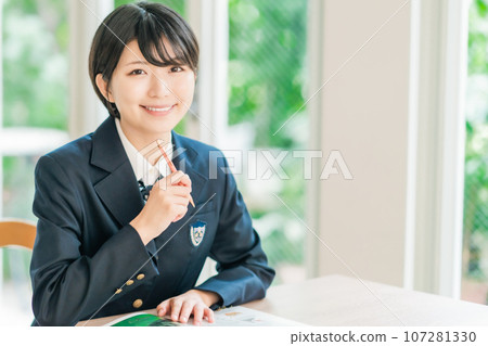 女高中生攤開材料並微笑 107281330