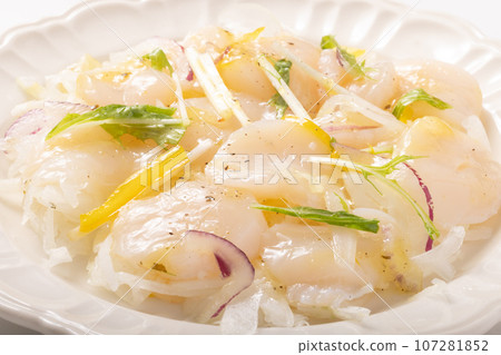 Hokkaido scallop carpaccio 107281852