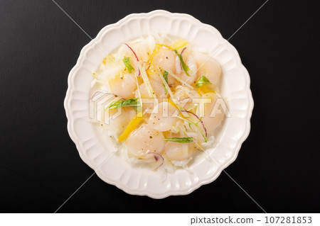 Hokkaido scallop carpaccio 107281853