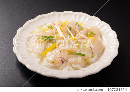 Hokkaido scallop carpaccio 107281854