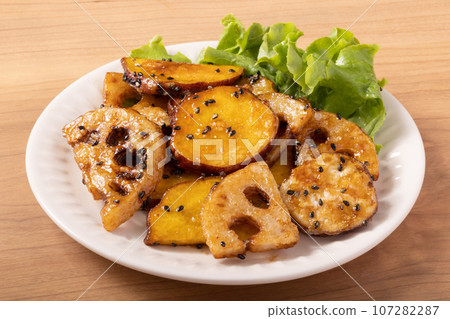 Stir-fried sweet potato and lotus root 107282287