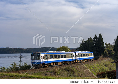 行駛中可眺望七尾灣和能登島的鐵道列車 行駛中可眺望七尾灣和能登島的鐵道列車 107282538