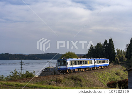 A railway train running with a view of Nanao Bay and Noto Island 107282539
