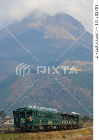 以布山為背景行駛的 TORO-Q（小火車）（JR 九州） 107282781