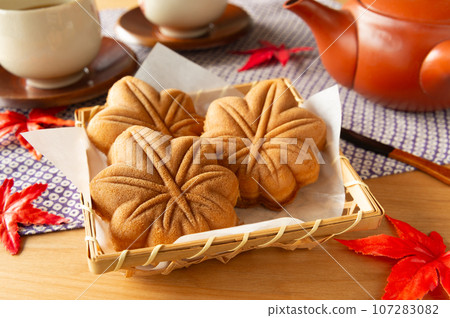 紅葉饅頭裝在六眼籃子裡 107283082