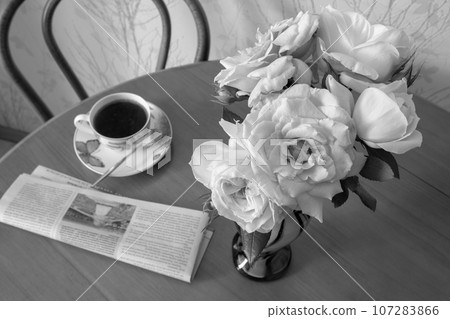 Photography to theme beautiful bouquet roses in vase on wooden table 107283866