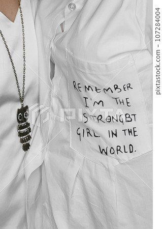 White clothes, light fashion and style, decoration, English lettering on the pocket, close-up, soft focus 107284004