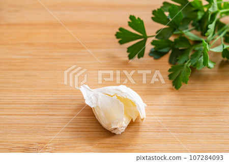 大蒜和義大利歐芹 107284093