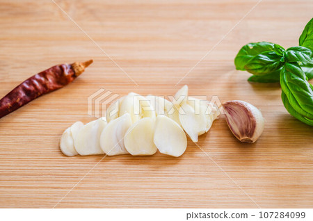 garlic and hawk claws 107284099