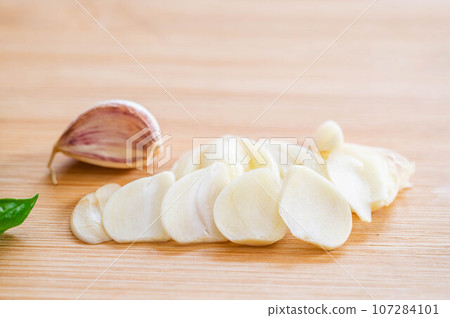 大蒜切成薄片 107284101