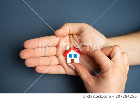 Accept a real estate offer. Acceptance of agreement between the buyer and seller. Negotiations and discussions. Make a deal. Transfer of property rights. Inheritance and gifts. 107284256