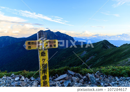 雞岳南峰山頂的招牌 107284617