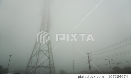 由於濃霧看不到頂部的鋼塔（靜岡縣裾野市） 107284674