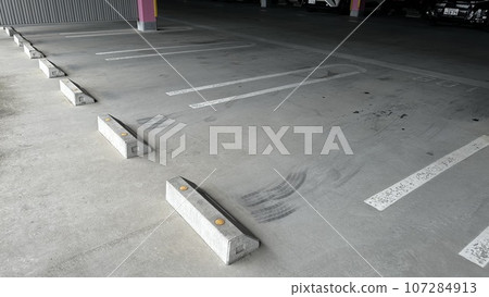 停車場場景（多層停車場空間輪胎痕跡） 107284913