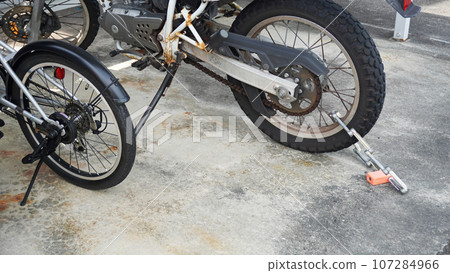 Scenery of bicycle parking lot (bike with anti-theft lock) Scenery of bicycle parking lot (bike with anti-theft lock) 107284966
