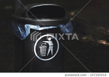 Litter bin in a city park 107285018