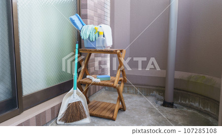 Image of cleaning the balcony, drainage, exterior walls, windows, and screen doors 107285108