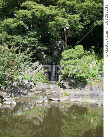 A small waterfall in the Ninomaru Garden of Edo Castle 107285232