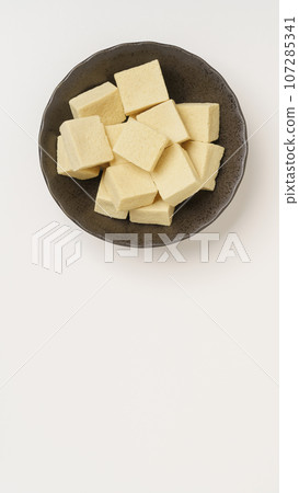高野豆腐白色背景 高野豆腐白色背景 107285341