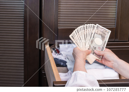[A housewife hides a 10,000-yen bill in the chest drawer] 107285777