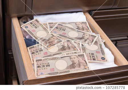 [10,000 yen bill hidden in the chest drawer] 107285778