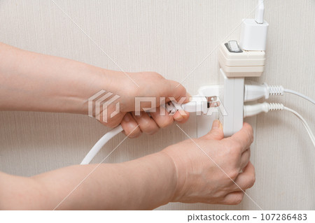[插入多個插座並使用多條線路的家庭主婦] 107286483