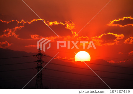 日本橫濱城市景觀 日本的能量、光與影...太陽和電源線。在一個充滿希望的時代，新的明天... 107287429