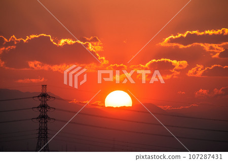 日本橫濱城市景觀 日本的能量、光與影...太陽和電源線。在一個充滿希望的時代,新的明天... 日本橫濱城市景觀 日本的能量、光與影...太陽和電源線。在一個充滿希望的時代,新的明天... 107287431