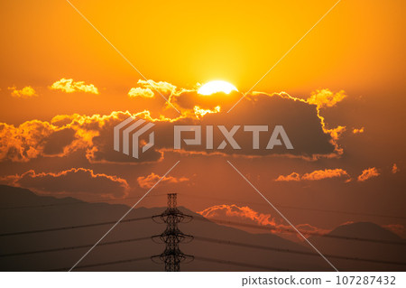 日本橫濱城市景觀 日本的能量、光與影...太陽和電源線。在一個充滿希望的時代，新的明天... 107287432