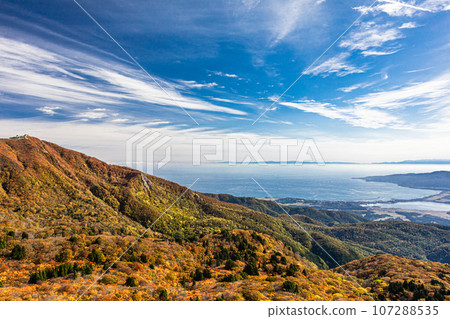 [Niigata Prefecture/Sado/Autumn leaves] Let's overlook Niigata Prefecture while watching the autumn leaves October 107288535