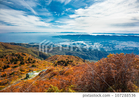 [Niigata Prefecture/Sado/Autumn leaves] Let's overlook Niigata Prefecture while watching the autumn leaves October 107288536