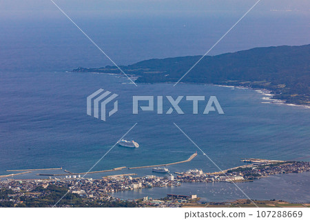 [Niigata Prefecture/Sado/Autumn leaves] Let's overlook Sado Island while watching the autumn leaves October 107288669