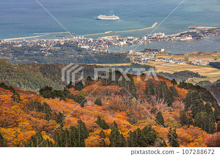 [Niigata Prefecture/Sado/Autumn leaves] Let's overlook Sado Island while watching the autumn leaves October 107288672