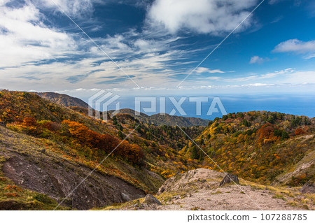 [Niigata Prefecture/Sado/Autumn leaves] Let's overlook Sado while looking at the autumn leaves October 107288785