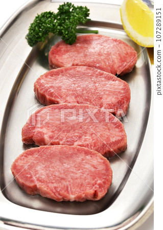 Premium thick-sliced beef tongue 107289151