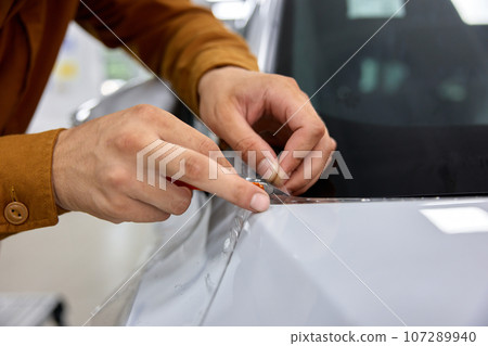 Protection film applying process in car garage 107289940