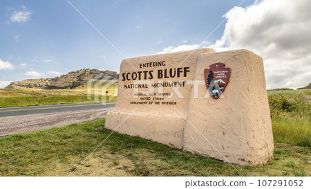 Entrance welcome sign to Scotts Bluff National Monument in Scottsbluff, Nebraska. 107291052