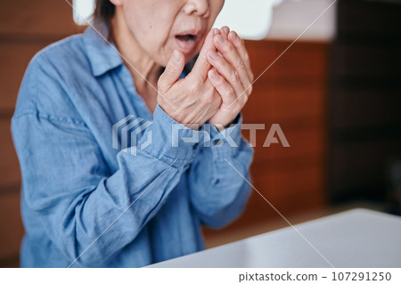 關心口臭的高級女人 107291250