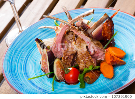 BBQ mutton ribs served with fresh figs BBQ mutton ribs served with fresh figs 107291900
