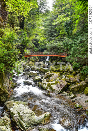 Hida Osaka Gandate Gorge Clear stream of Sawaradani 107292994