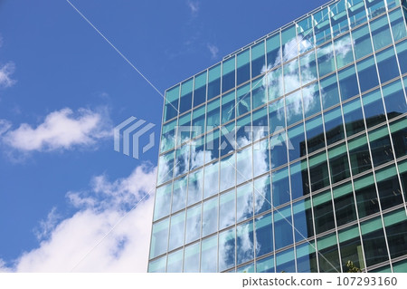 蔚藍的天空倒映在玻璃裡 107293160