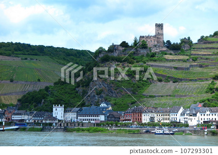 From the sightseeing boat down the Rhine: Gutenfels Castle on the hill and the town of Kaub 107293301