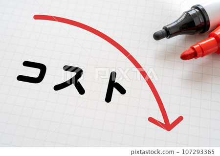 帶有成本和向下箭頭的筆記本和標記 107293365